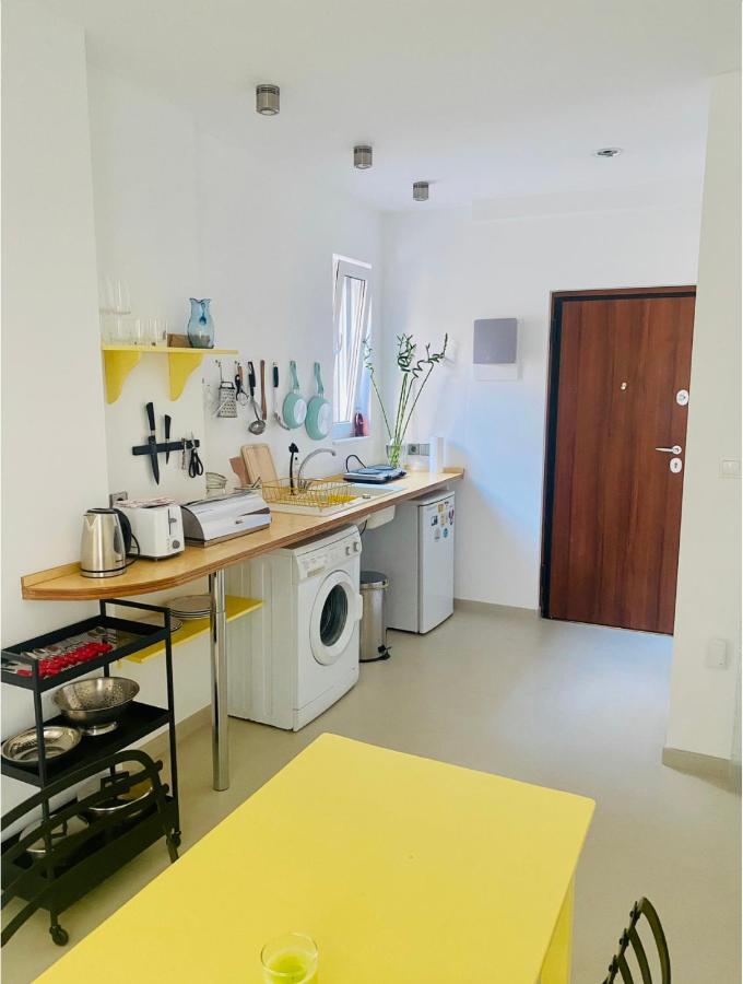 Your Lovely Central Home In Buzzing Exarchia Атина Екстериор снимка